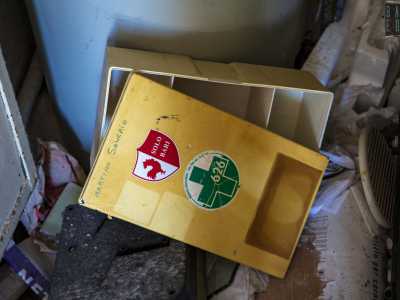 Accediamo ora all�interno di un'altra struttura. A giudicare dalla presenza di un armadietto con l�adesivo della Croce Verde, probabilmente si trattava di un�infermeria